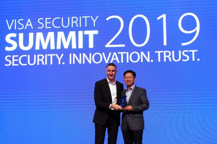 신한카드는 지난 20일 중국 상해에서 열린 ‘비자 시큐리티 서밋(VISA Security Summit) 2019’에서 FDS(이상금융거래 탐지시스템)의 우수성을 인정받아 ‘챔피언 시큐리티 어워드(Champion Security Award)’를 수상했다고 25일 밝혔다. 조 커닝햄 비자 아시아-태평양 리스크 총괄 부사장(왼쪽)과 송주영 신한카드 리스크관리본부 상무가 기념촬영을 하고 있다. 사진=신한카드 제공