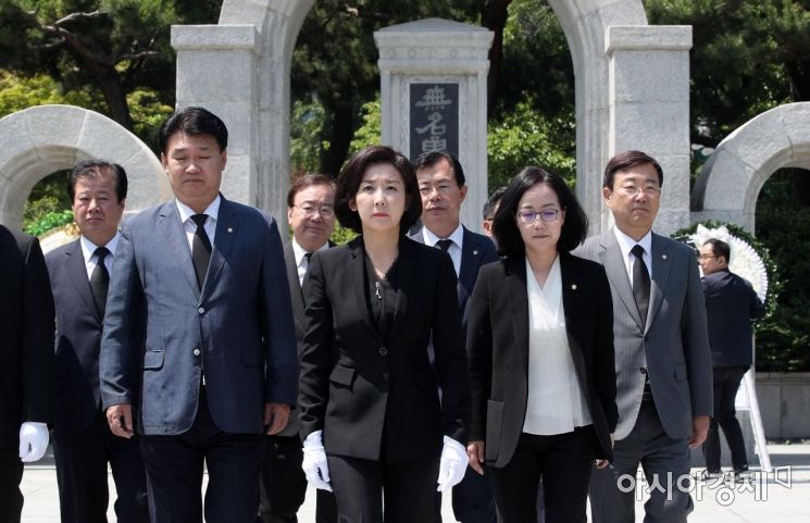 [포토] 나경원 원내대표, 현충원 무명용사탑 참배