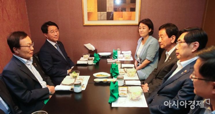 [포토] 법무부 장관 만나는 이해찬 대표