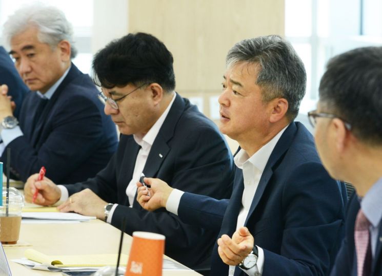 이인호 무역보험공사 사장(왼쪽에서 세번째)이 25일 대전무역회관에서 대전·충청지역 중소기업 등과 수출활력 제고를 위한 간담회를 열고 있다.