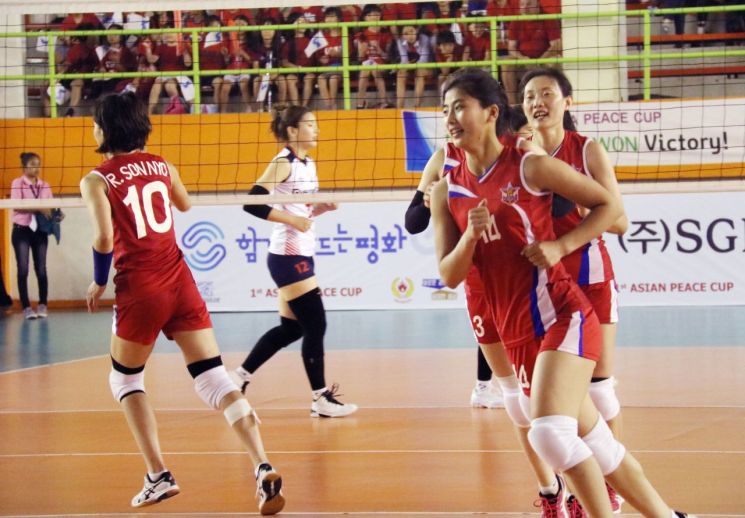 [포토] 북한 여자 배구팀 밝은 표정