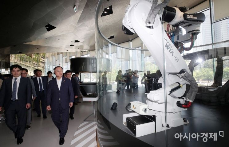 [포토] 현대모터스튜디오 찾은 홍남기 