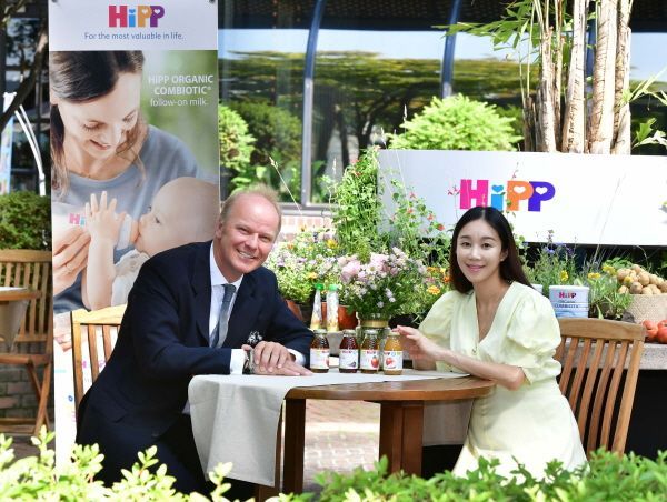전 세계 No.1 유기농 영유아식 브랜드 ‘힙(HiPP)’ 글로벌 CEO 스테판 힙(Stefan HiPP)이 한국 소비자를 대표한 예비맘 유민주와 힙에 대한 궁금증에 대해 이야기했다.
