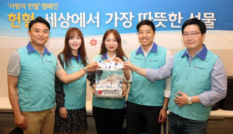 지난 25일 서울 성동구 성수동 신세계푸드 본사에서 임직원들이 창립 24주년 기념 사랑의 헌혈 행사에 참여하고 있다.
