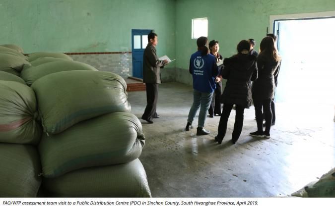 유엔 식량농업기구(FAO)와 세계식량계획(WFP) 공동 조사단이 지난 4월 황해남도의 한 배급소를 방문한 모습(사진=FAO?WFP). [이미지출처=연합뉴스]