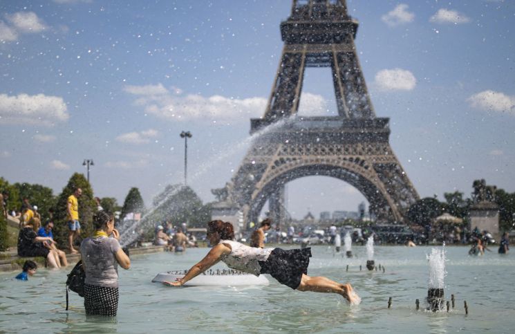 [포토]때 이른 폭염에 에펠탑 앞 물놀이