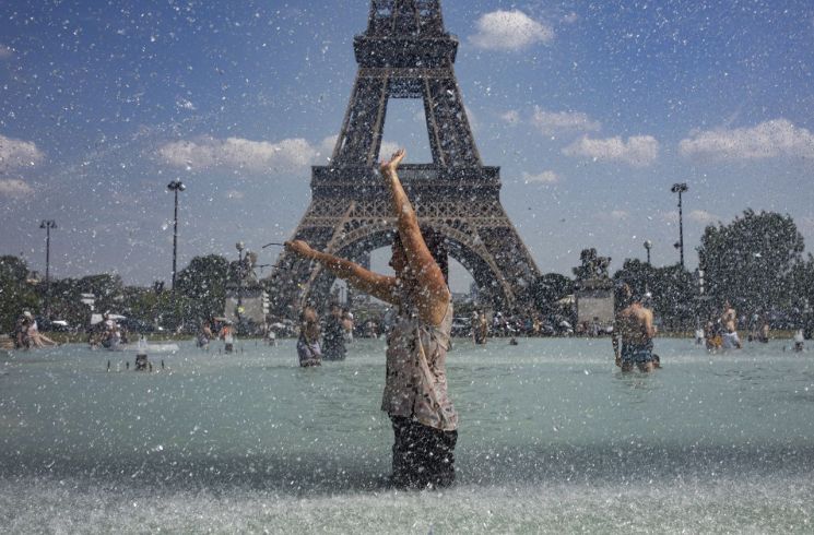 [포토]때 이른 폭염에 에펠탑 앞 물놀이