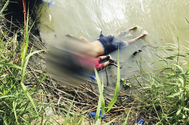 美 국경서 중미 이민자 부녀 익사…'미국판 쿠르디' 충격