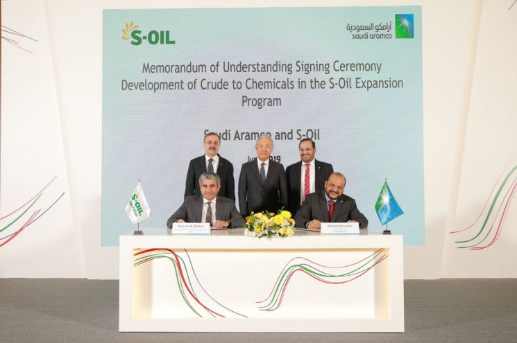 ▲후세인 알 카타니 S-OIL 대표이사(앞줄 왼쪽)는 25일 서울 콘래드 호텔에서 사우디 아람코와 석유화학 2단계 투자인 SC&D 프로젝트에 오는 2024년까지 7조원을 투자하는 내용을 담은 업무협약을 체결하고 기념사진을 촬영하고 있다.