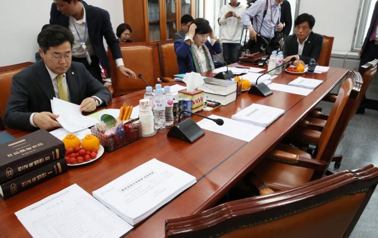 2개월만에 열린 국회 교육위, 한국당 불참으로 10분만에 정회 
