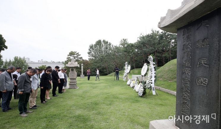 [포토] 김구 선생 묘소에서 추모 묵념하는 후손과 시민들