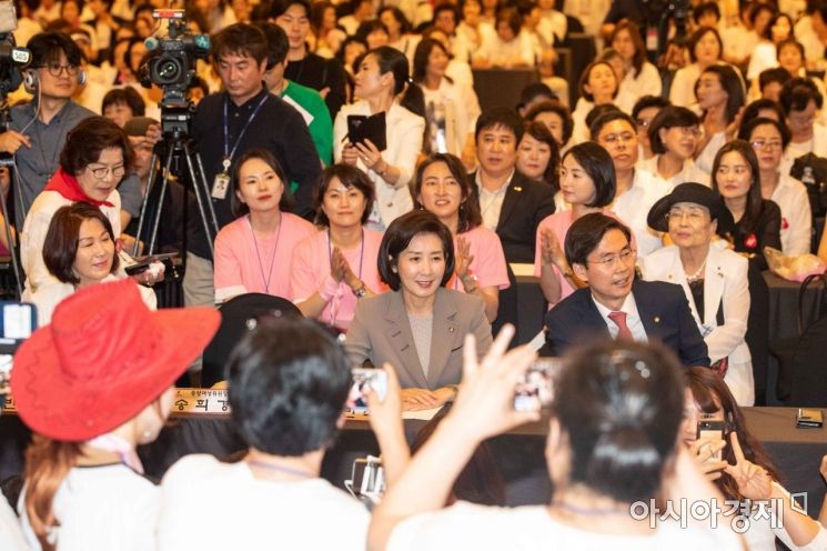 [포토]당원들과 인사하는 나경원 자유한국당 원내대표