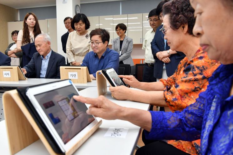 수원에 세 번째 '치매안심센터' 문열어