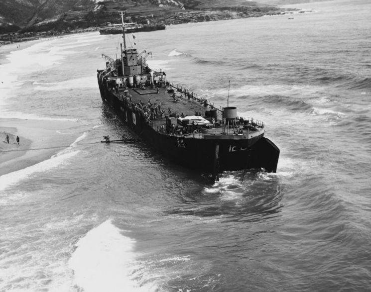 1950년 9월15일 경북 영덕군 장사리 앞바다에 좌초한 문산호 (사진=해군)