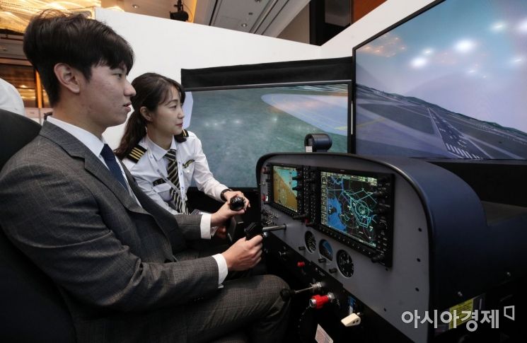2019년 6월27일 서울 영등포구 여의도 콘래드호텔에서 열린 제2회 아시아 항공교육훈련 심포지엄에서 참가자들이 항공기 시뮬레이터 체험을 하고 있다. /김현민 기자 kimhyun81@