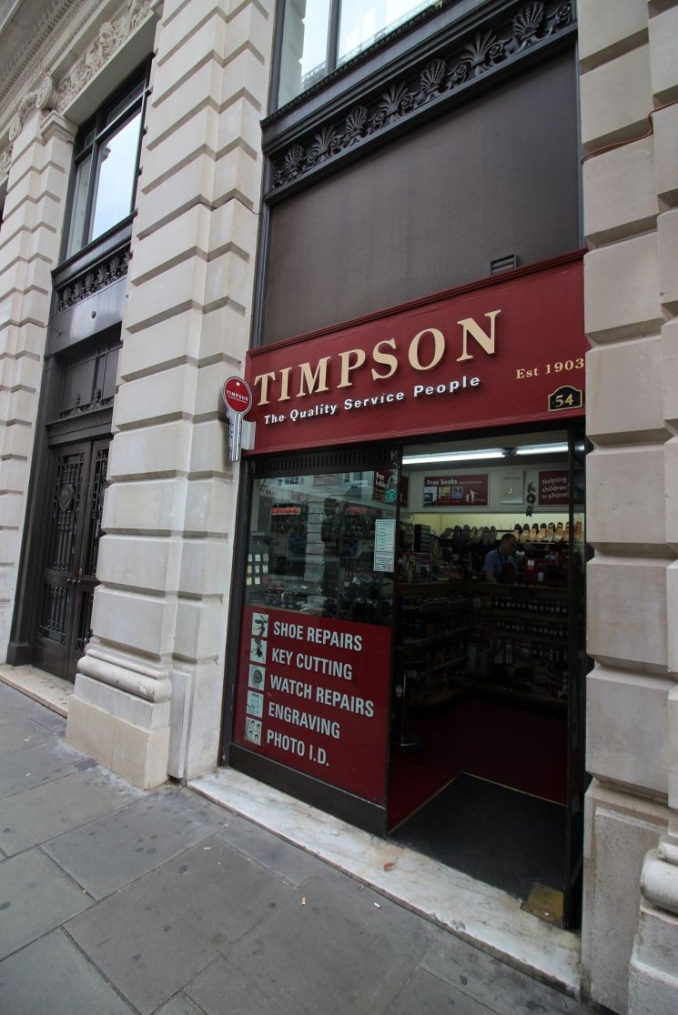 '팀프슨(Timpson) 그룹'은 세탁, 사진관, 구두 수선, 열쇠 수리 등 생활 밀접형 서비스를 제공하며 영국 내 지점이 2000개 이상을 둔 기업이다. 이 기업은 전체 직원의 10%인 1200여명을 범죄자 출신으로 고용하고 있다. 사진은 런던 그린파크역 지점 모습