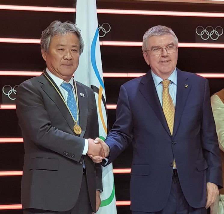 지난 6월 이기흥 대한체육회장(왼쪽)이 국제올림픽위원회(IOC) 위원으로 선정된 후 토마스 바흐 IOC 위원장과 기념촬영하고 있다.