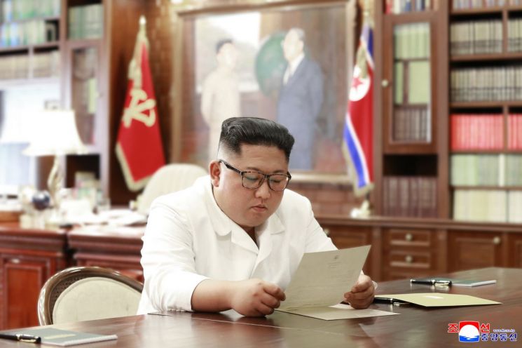 김정은 북한 국무위원장이 집무실로 보이는 공간에서 도널드 트럼프 미 대통령의 친서를 읽고 있는 모습을 조선중앙통신이 23일 보도했다.