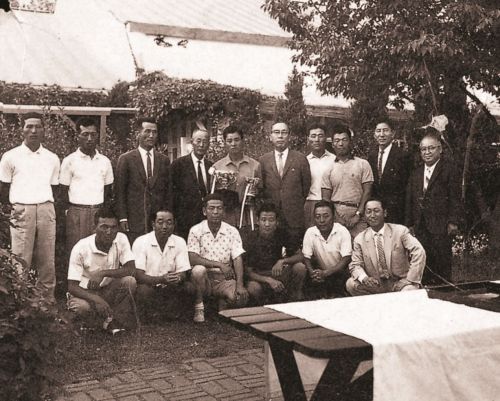 홍덕산(가운데)이 1965년 KPGA선수권 우승 직후 기념 촬영을 하고 있는 모습.