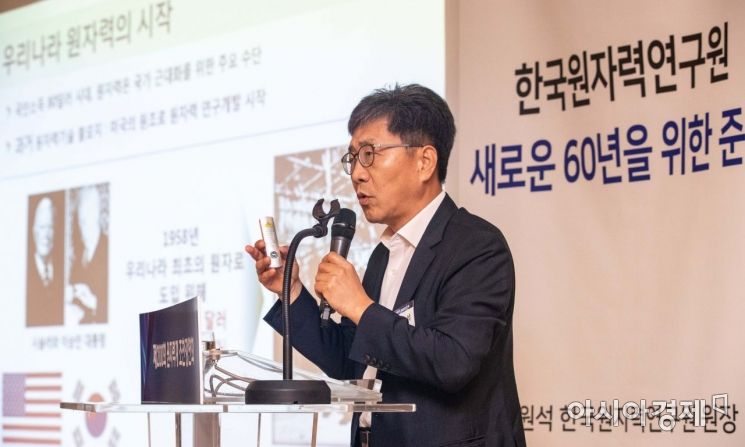 [포토]한국 원자력에 대해 설명하는 박원석 원장