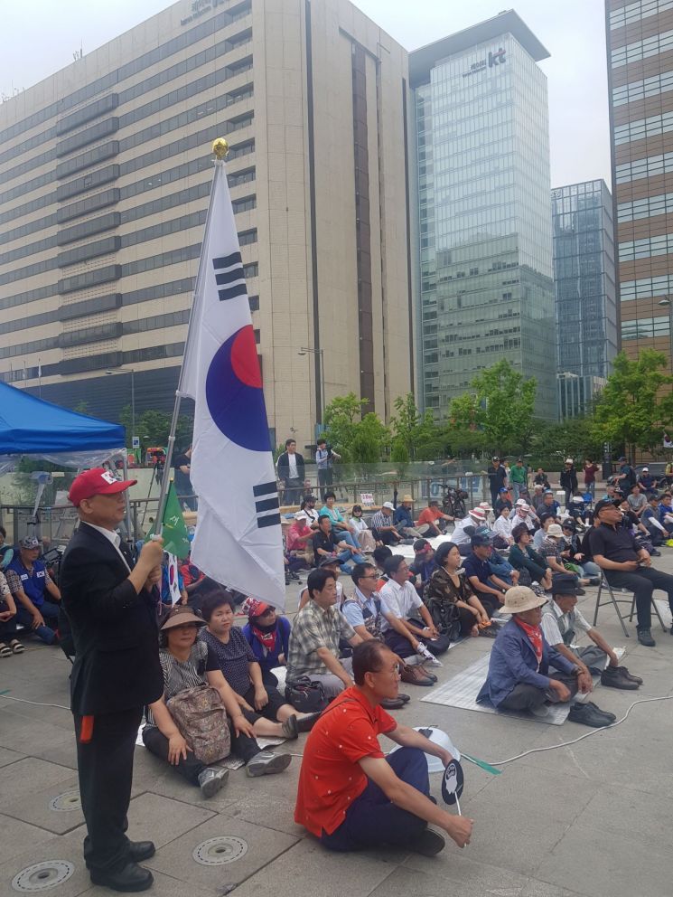 박근혜 대통령의 석방을 요구하는 우리공화당(공화당) 당원 200여명이 28일 오전 광화문 천막을 지키고 있는 모습. 공화당원 수백여명은 서울시의 강제철거에 대비해 27일 오후부터 천막을 지켰다.
