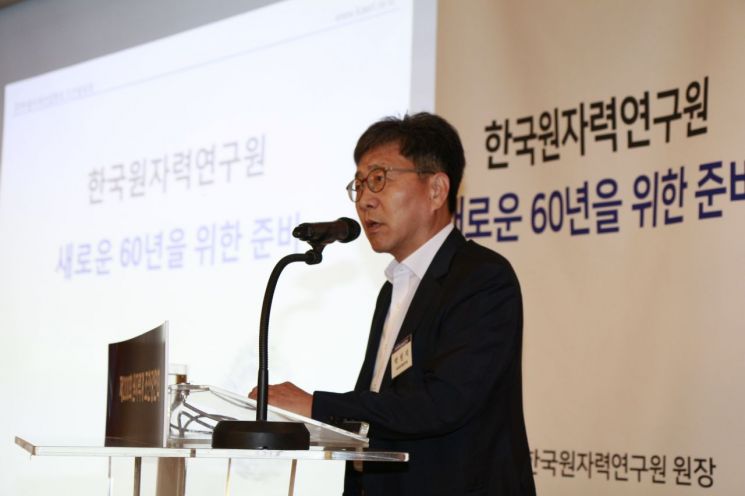 박원석 한국원자력연구원 원장이 28일 원자력계 조찬강연회에서 ' 원자력 과학기술의 미래'를 주제로 강연을 하고 있다.