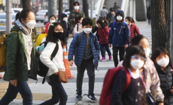 全 학교·유치원에 공기청정기 설치…"2022년까지 미세먼지 10% 저감" 