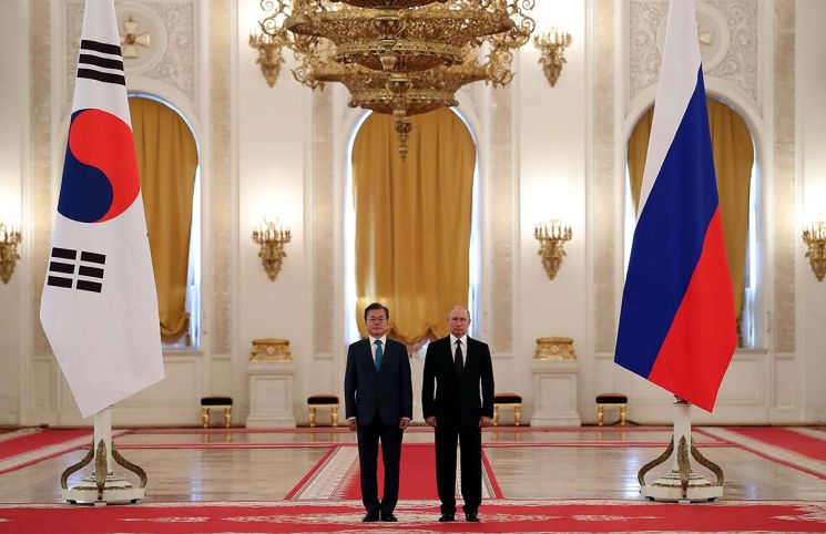 문재인 대통령과 블라디미르 푸틴 러시아 대통령이 지난해 6월 22일 모스크바 크레믈린 대궁전에서 열린 공식환영식에서 나란히 서 있다. 
사진=청와대