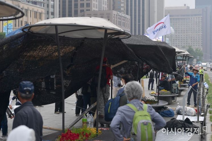 [포토] 임시이동 위해 천막 철거하는 우리공화당 당원