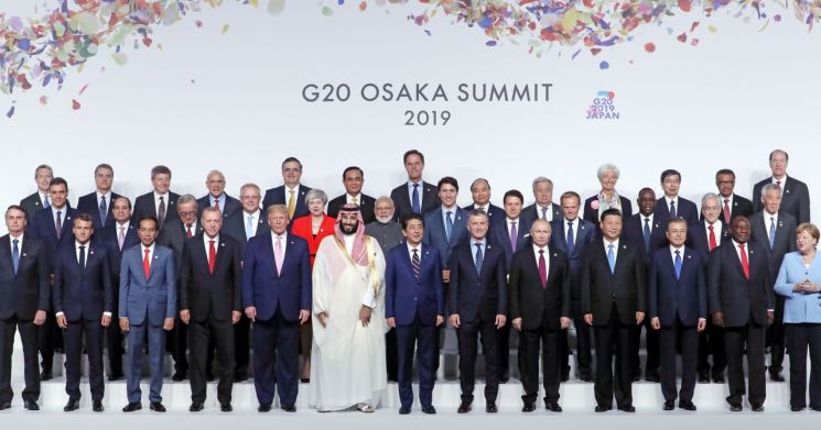 6월 일본 오사카에서 열린 G20 정상회의 공식환영식에서 각국 정상들이 기념 촬영을 하고 있다. (사진=연합뉴스)
