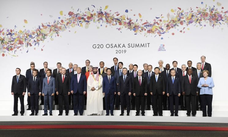 [포토]단체사진 찍는 38명의 G20 정상들 