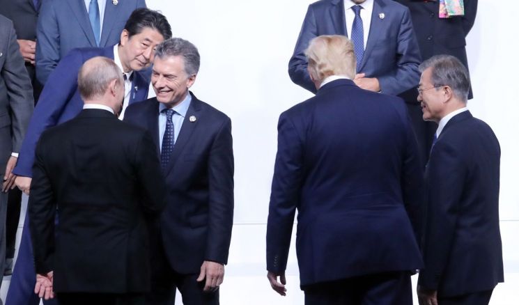 [포토]반갑게 인사하는 G20 정상들
