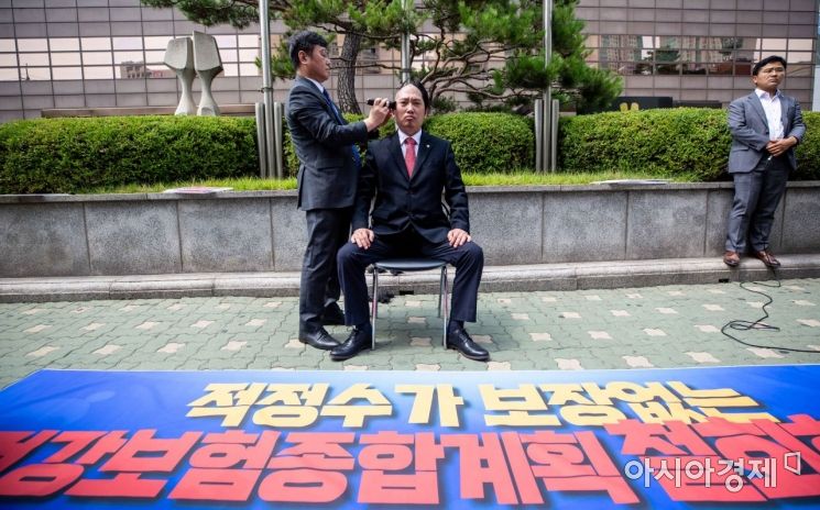 [포토]삭발하는 최대집 대한의사협회장