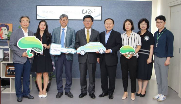 나주시는 지난 27일 ‘희망에너지플러스’ 사업을 통해 송월동 지역아동센터에 전기자동차 1대를 후원했다.