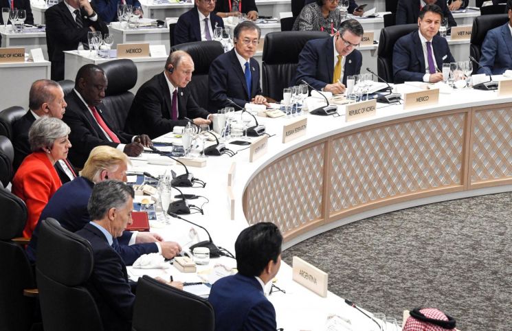 문재인 대통령이 28일 오후 일본 오사카 인텍스 오사카에서 열린 주요20개국(G20) 정상회의에서 아베 신조 총리의 모두발언을 듣고 있다. 
사진=연합뉴스