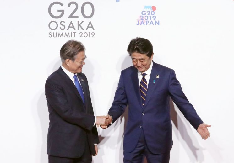 문재인 대통령이 28일 오전 인텍스 오사카에서 열린 주요20개국(G20) 정상회의 공식환영식에서 의장국인 일본 아베 신조 총리의 안내를 받고 있다. 
사진=연합뉴스