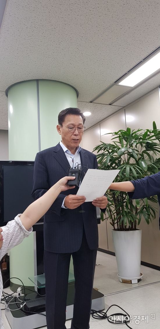 28일 김태유 한전 이사회 의장이 서울 서초구에 위치한 한전아트센터에서 열린 이사회 논의 결과를 기자들에게 밝히고 있다.