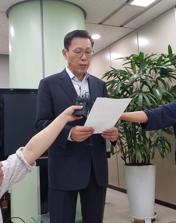 28일 김태유 한전 이사회 의장이 서울 서초구에 위치한 한전아트센터에서 열린 이사회 논의 결과를 기자들에게 밝히고 있다.