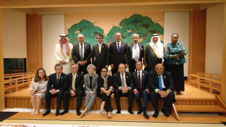 오사카 G20 정상회의에 참석한 각국 외교장관들이 28일 저녁 모여 기념 사진을 찍고 있다. 뒷줄 왼쪽 세번째가 고노 다로 일본 외무상. 앞줄 왼쪽 네번째가 강경화 장관이다.(출처=고노 다로 일본 외무상 트위터)