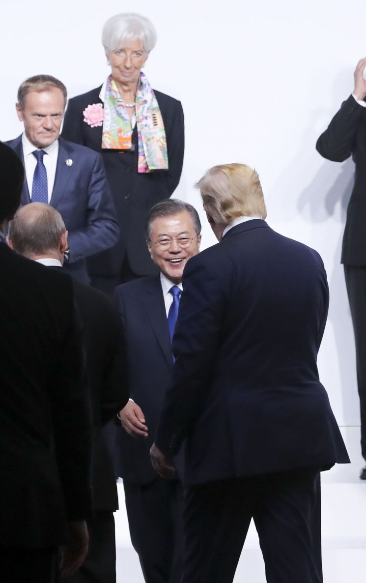 문재인 대통령이 28일 오전 인텍스 오사카에서 열린 G20 정상회의 공식환영식에서 도널드 트럼프 미국 대통령과 대화하고 있다.
사진=연합뉴스