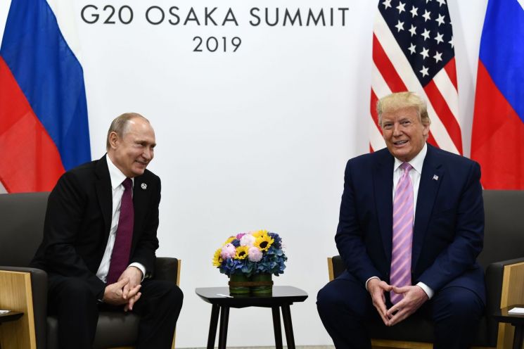 도널드 트럼프(오른쪽) 미국 대통령과 블라디미르 푸틴 러시아 대통령이 28일 일본 오사카에서 열린 주요 20개국(G20) 정상회의 참석을 계기로 양자 정상회담을 하고 있다.
사진=AFP/연합뉴스
