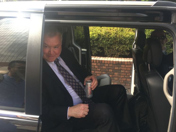 북 접촉 질문에 "바쁘다"고 답한 비건