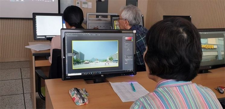 서울 성북구청의 '50+유튜버 도전기' 프로그램에 참여해 유튜브 제작기법을 배우고 있는 참가자들[사진=성북구청]