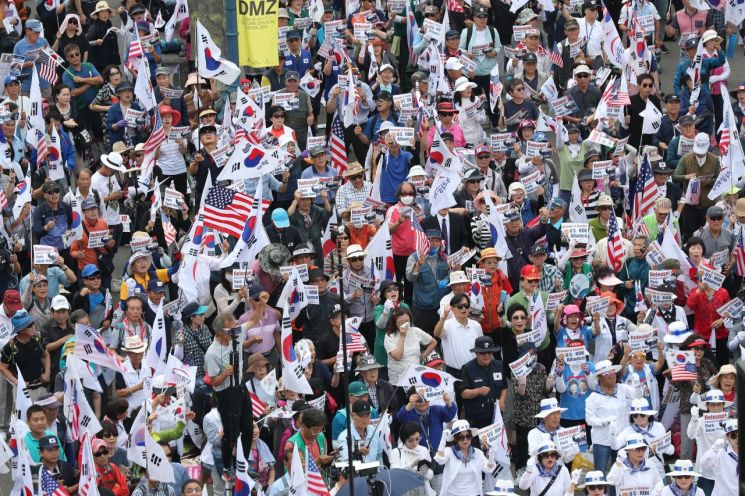 서울 도심 트럼프 환영vs반대 집회(종합)