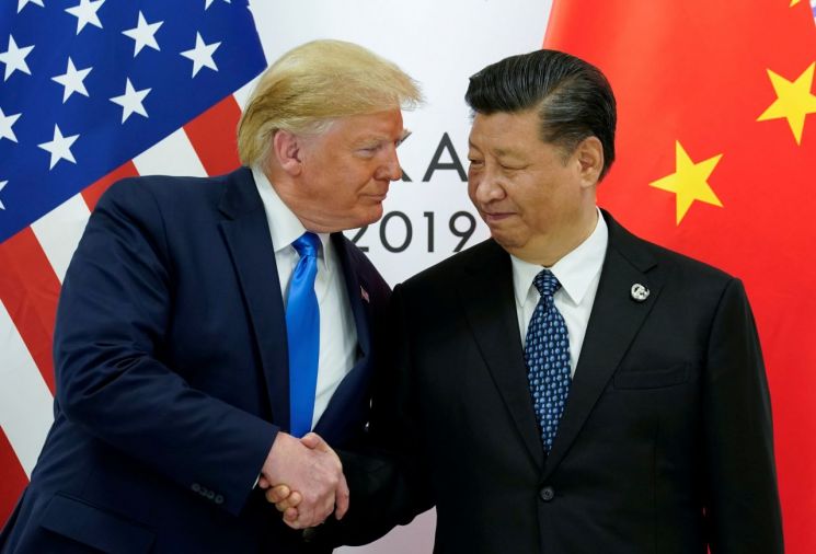 지난달 29일 일본 오사카에서 열린 주요 20개국(G20) 정상회의에서 도널드 트럼프 미국 대통령(왼쪽)과 시진핑 중국 국가주석이 악수를 나누고 있다. (사진=로이터 연합뉴스)