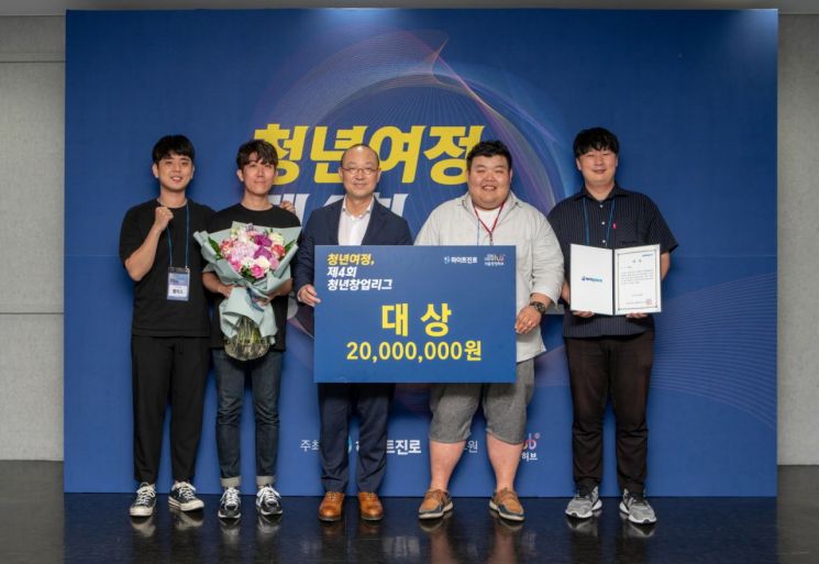 이영목 상무와 대상 ‘벨리스’ 팀이 함께 기념 촬영을 하고 있다.