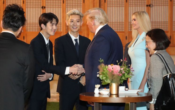 트럼프 미국 대통령이 29일 오후 청와대 상춘재에서 문재인 대통령과 만찬 전 그룹 '엑소'와 인사하고 있다. 오른쪽은 이방카 백악관 보좌관.