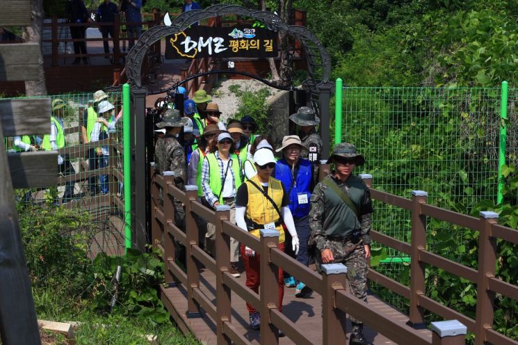 강원 고성 DMZ 평화의 길 방문객들이 탐방에 나서고 있다.[이미지출처=연합뉴스]