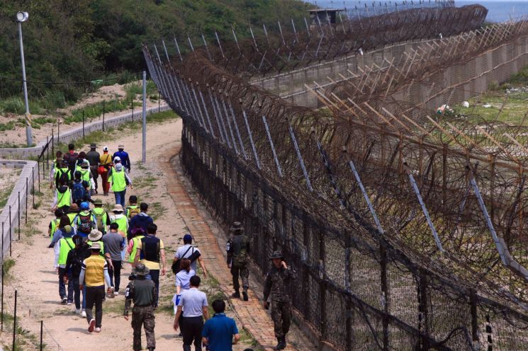 DMZ평화의길도 재개…서해 공무원 피격 두달만