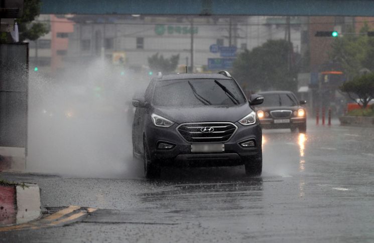 현대해상 "빗길에서 교통사고 위험 1.2배 증가"